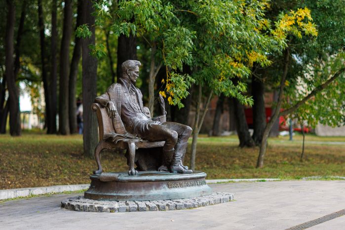 Памятник писателю Ивану Лажечникову в парке усадьбы Кривякино  в Воскресенске