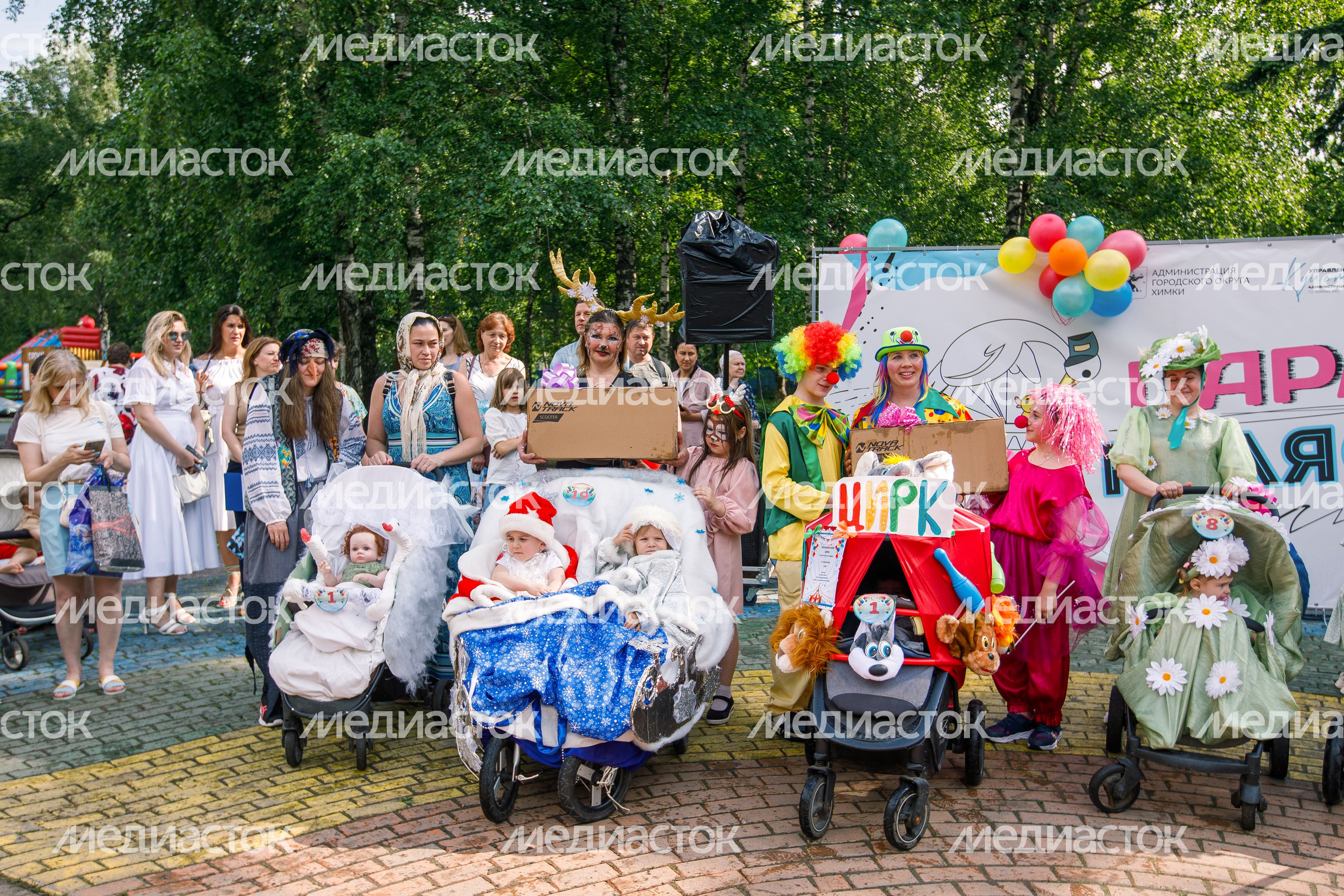 Парад колясок в сквере "Юбилейный" в Химках Парад колясок в сквере "Юбилейный" в Химках