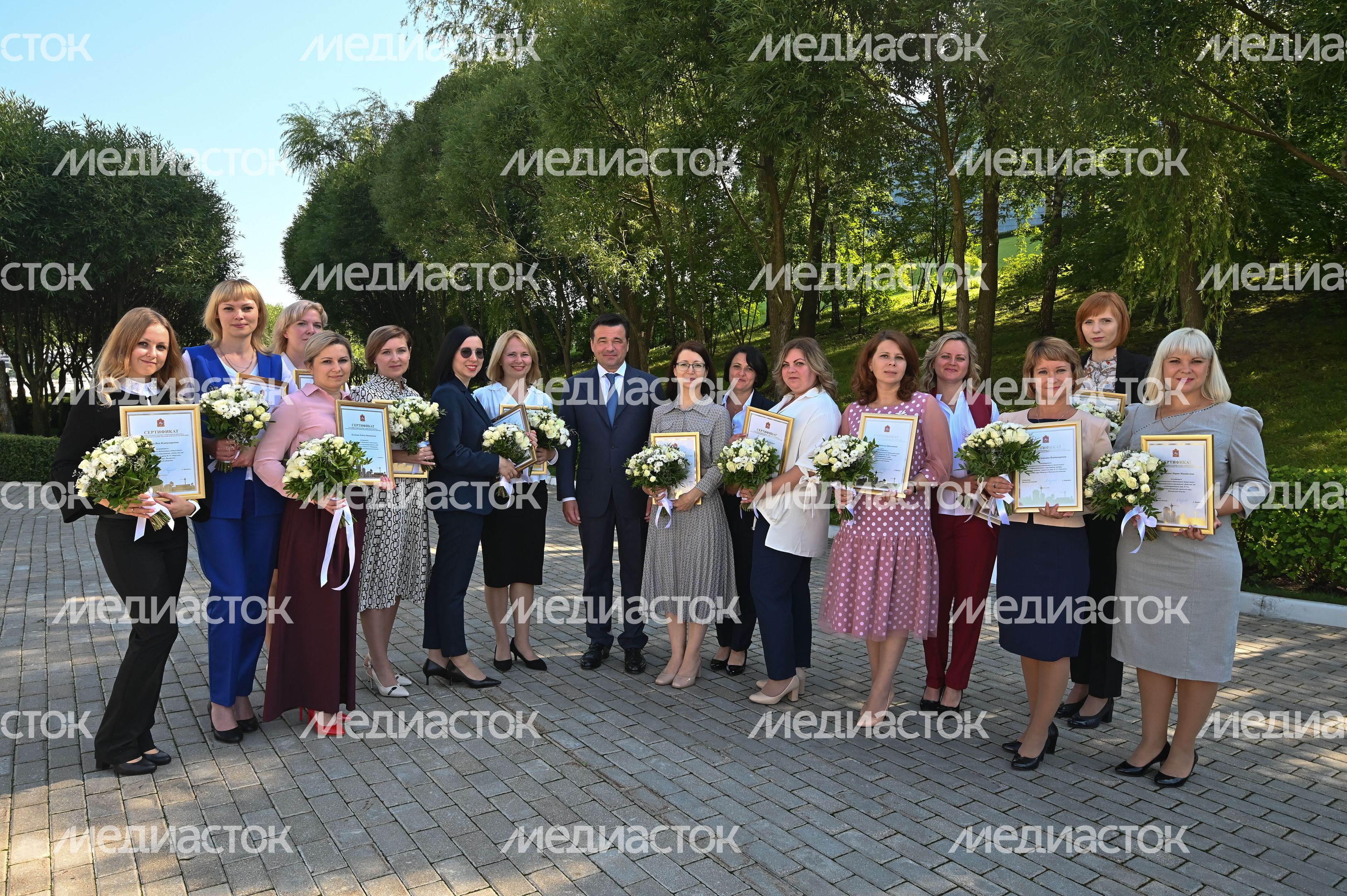 Вручение губернатором Подмосковья свидетельств на право получения социальной ипотеки воспитателям подмосковных детских дошкольных учреждений