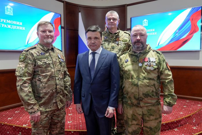 Андрей Воробьев вручил государственные награды добровольцам БАРСа