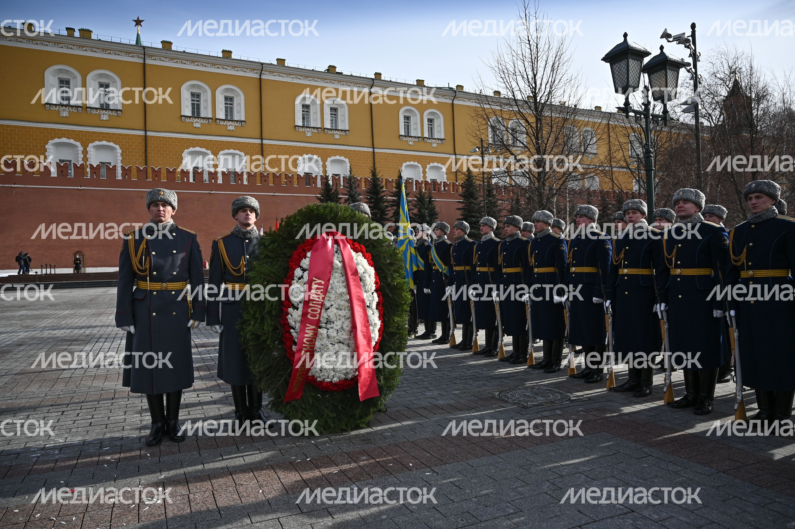 Возложение цветов к Могиле Неизвестного Солдата у Кремлевской стены