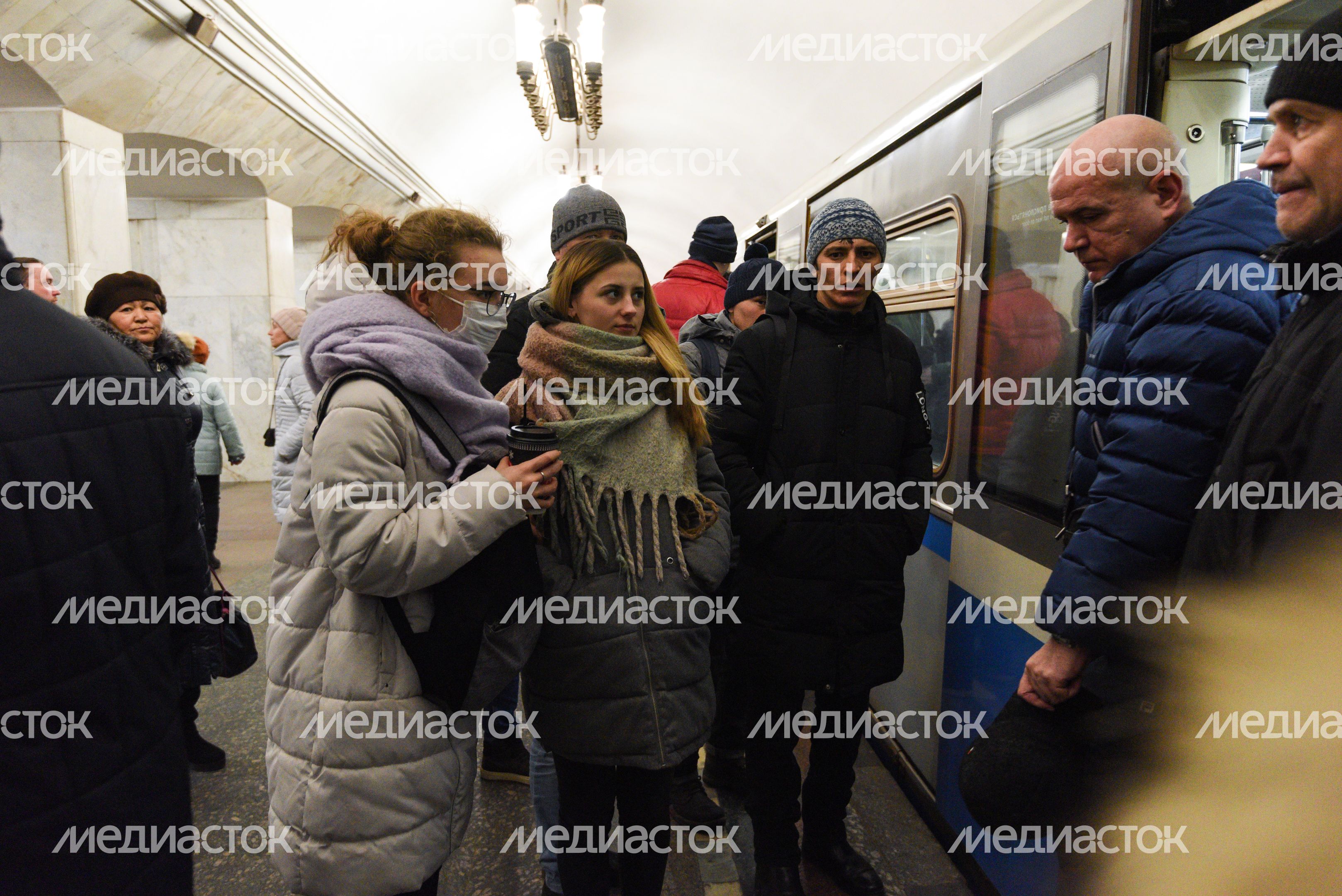 Люди в масках в период эпидемии коронавируса