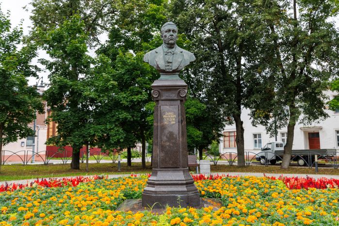 Бюст Давида Ивановича Хлудова в Егорьевске летом
