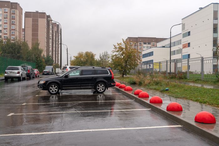 Благоустроенный двор на улице Молодежной в Нахабино