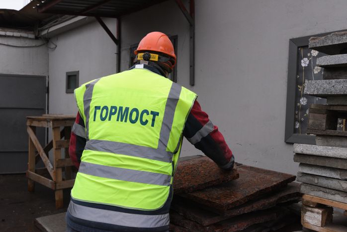 Процесс обработки гранитного камня специалистами ГБУ «Гормост» для облицовки стен подземных пешеходных переходов в Москве