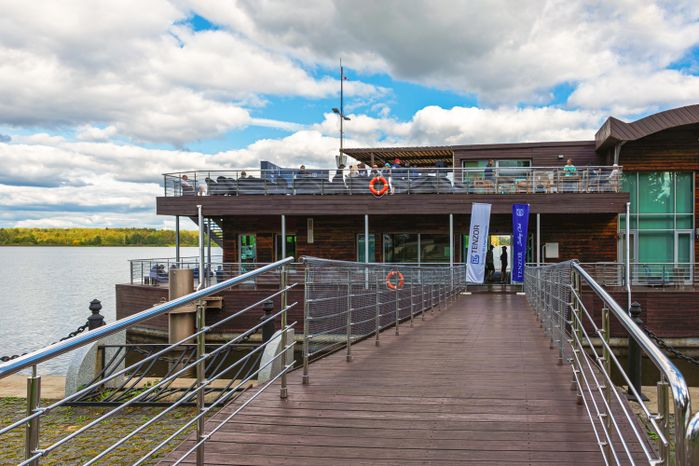 Причал яхт-клуба Tenzor Sailing Club в Мытищах на берегу Пестовского водохранилища