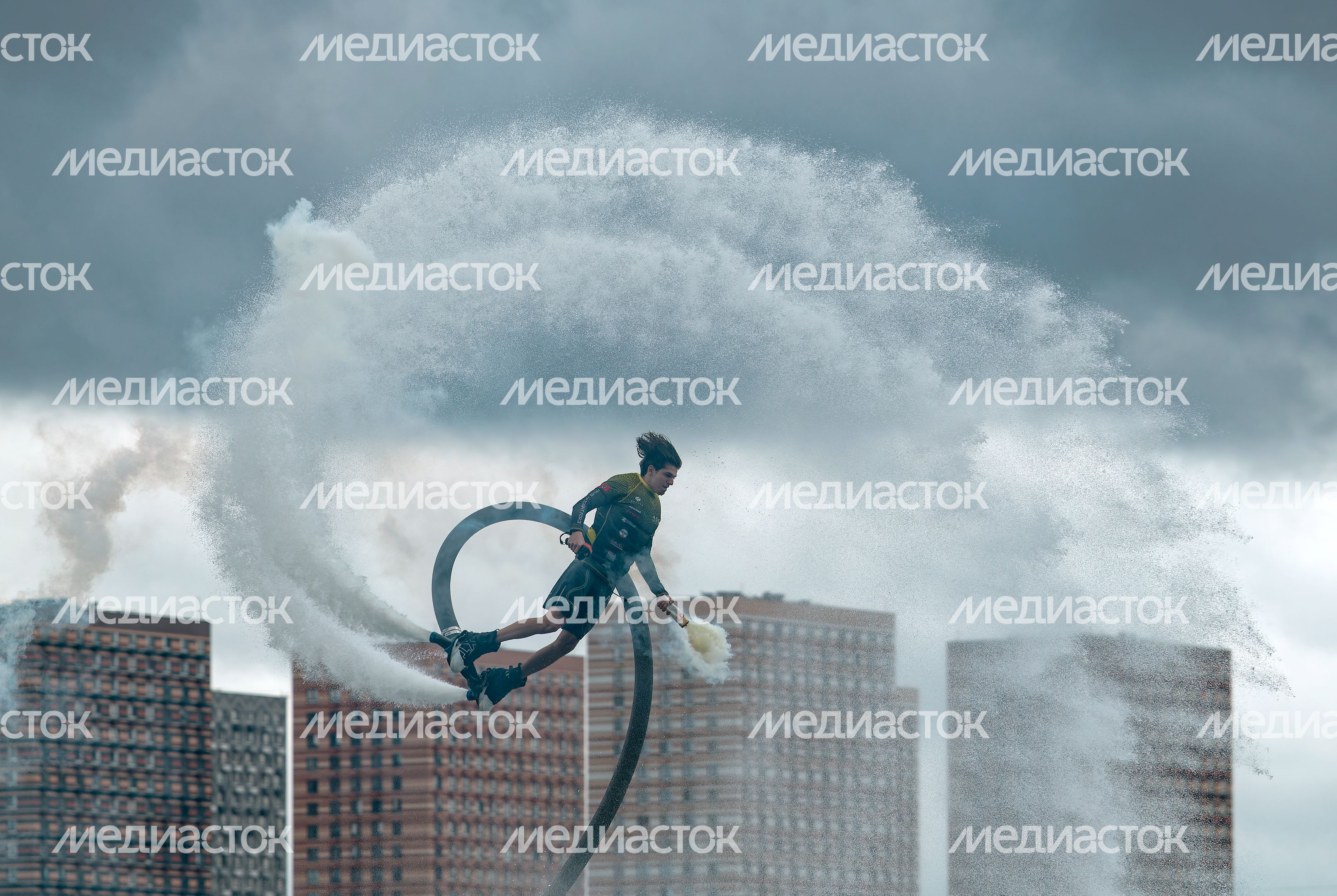 Водное флайборд-шоу провели на пляже «Рублево» на подмосковном солнечном сап-фесте в Красногорске Водное флайборд-шоу провели на пляже «Рублево» на подмосковном солнечном сап-фесте в Красногорске