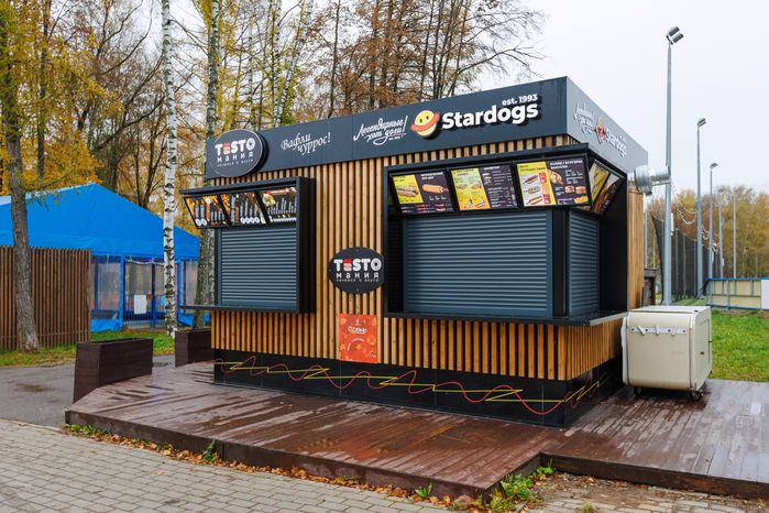 Точка быстрого питания в городском парке культуры и отдыха г. Ивантеевка осенью