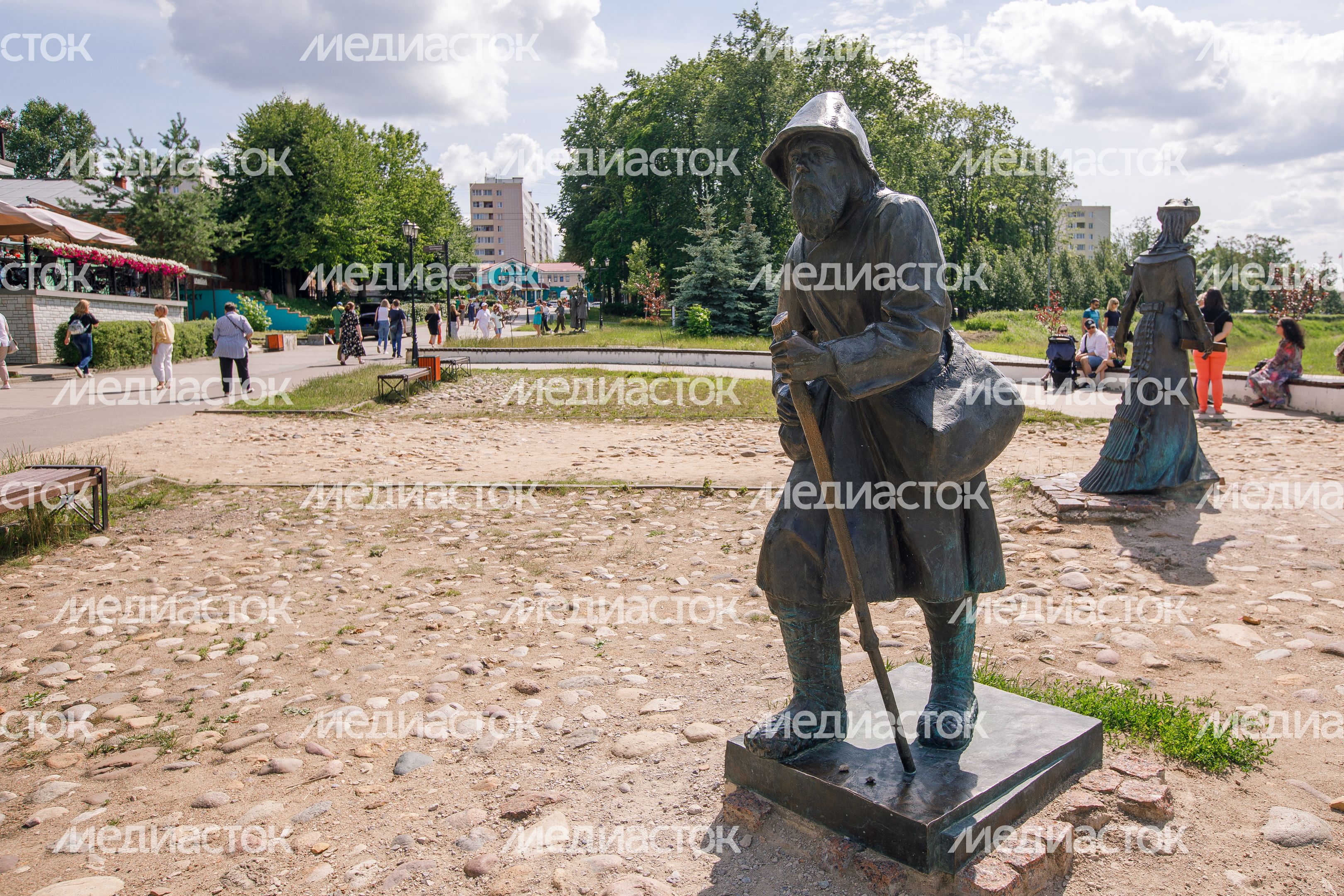 Дмитров. Скульптурная композиция «Горожане» Дмитров. Скульптурная композиция «Горожане»