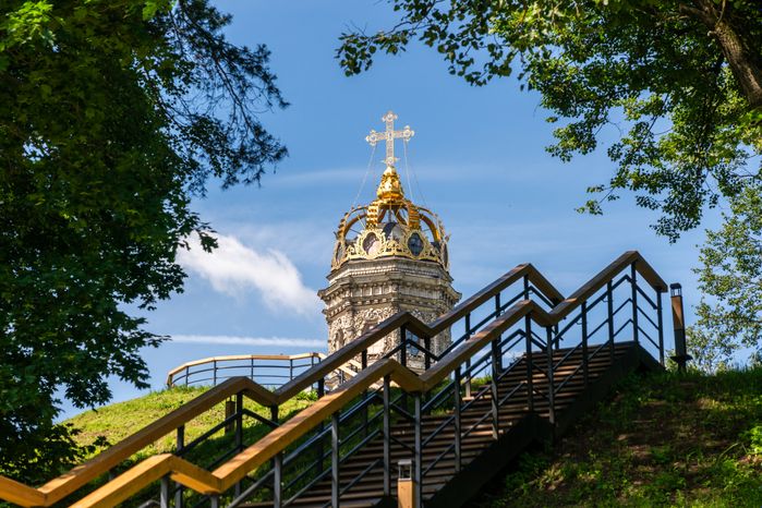 Вид на Знаменскую церковь из парка «Певческое поле» в поселке Дубровицы округа Подольск