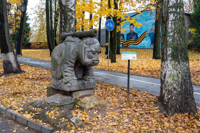 Гранитный арт-объект «Предшественники курсов «Выстрел» российского скульптора Дмитрия Тугаринова