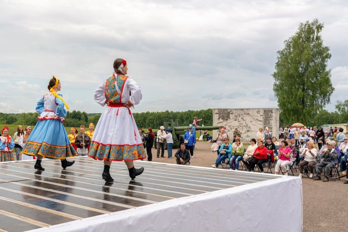 Развлекательная программа для гостей гастрономического фестиваля «Каша из топора на полях Бородина» на Бородинском поле