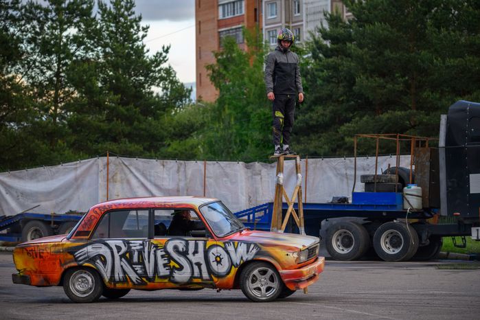 Невероятные трюки на автомобилях на шоу каскадеров в Чехове