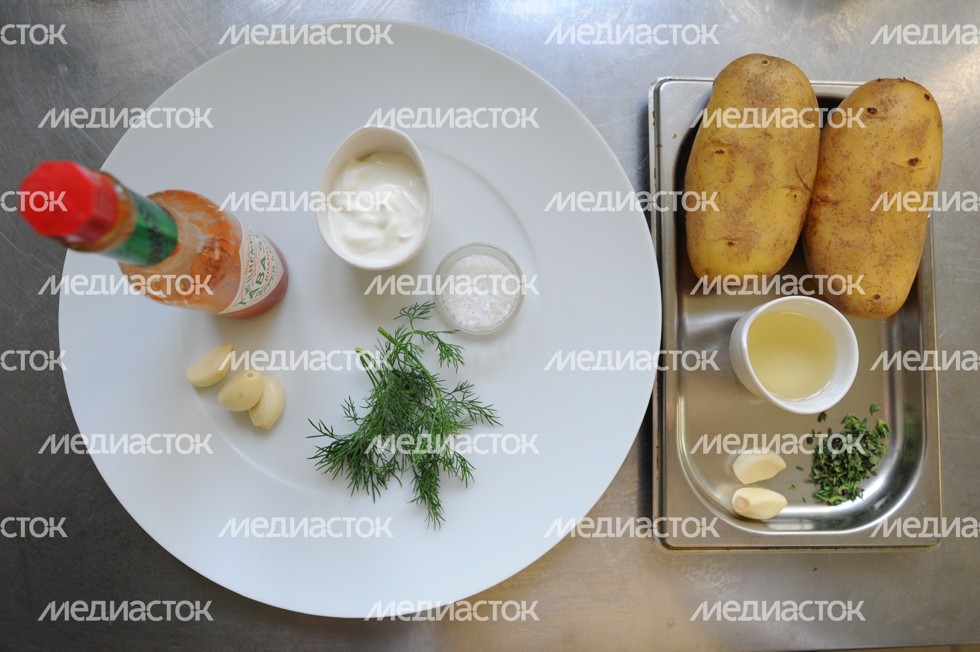 Приготовление печеного картофеля со сметанным соусом