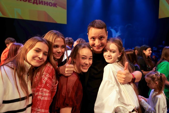 Руководитель молодежного проекта «Театральный поединок» Максим Драченин с участниками