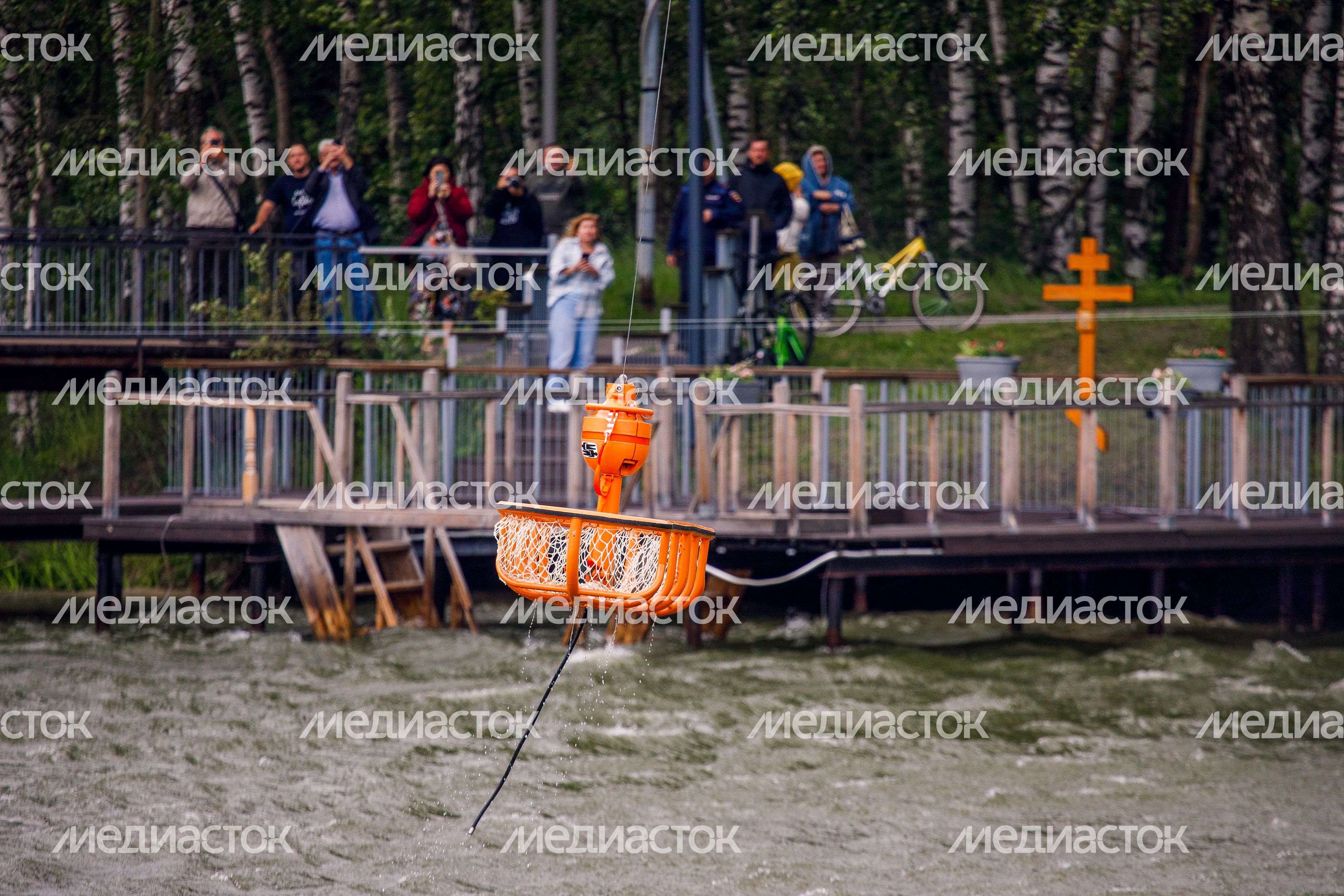 Тренировка эвакуации космонавтов из озера на борт вертолета Тренировка эвакуации космонавтов из озера на борт вертолета