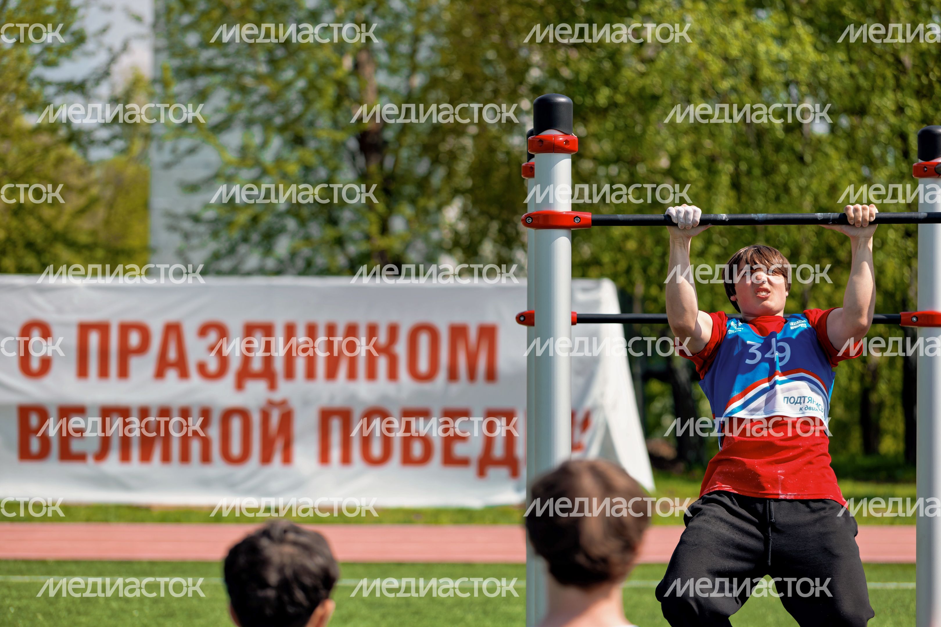 Региональный этап сдачи ГТО среди учащихся Московской области в Дзержинском округа Люберцы: подтягивание Региональный этап сдачи ГТО среди учащихся Московской области в Дзержинском округа Люберцы: подтягивание