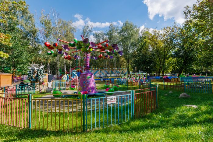 Аттракционы в Центральном парке культуры и отдыха в Лыткарино летом