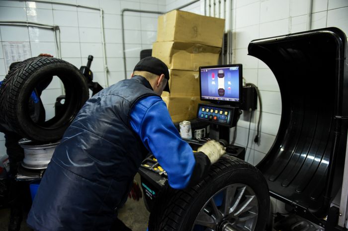 Работа шиномонтажной мастерской перед началом зимнего сезона