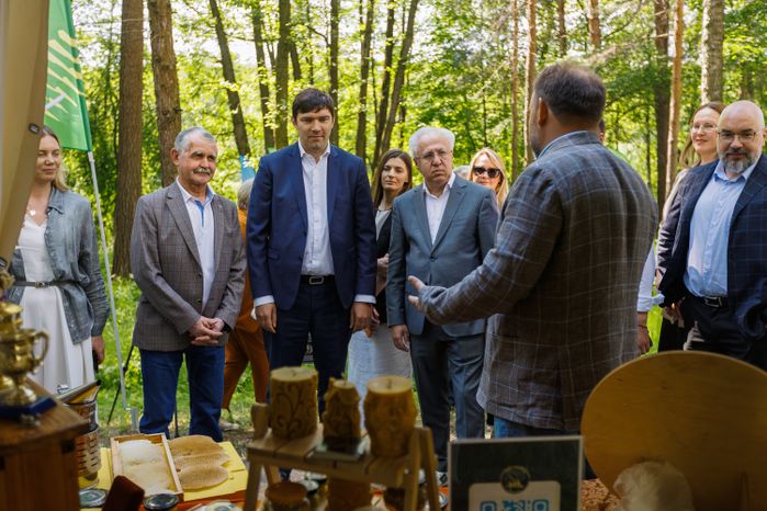 Жюри оценивает участников ярмарки экологических проектов в Вишняковском лесопарке