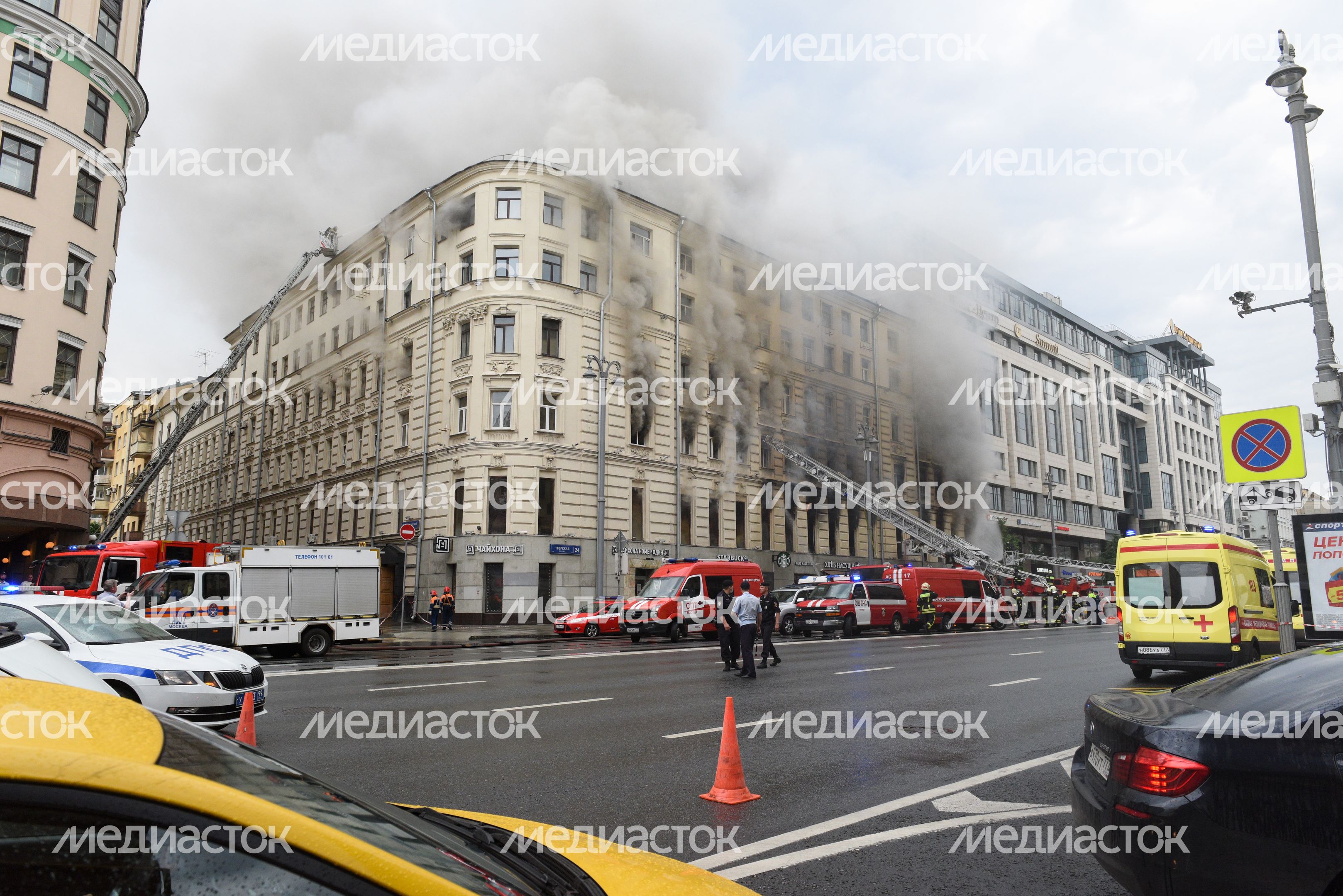 Пожар в реставрируемом здании на Тверской улице в Москве