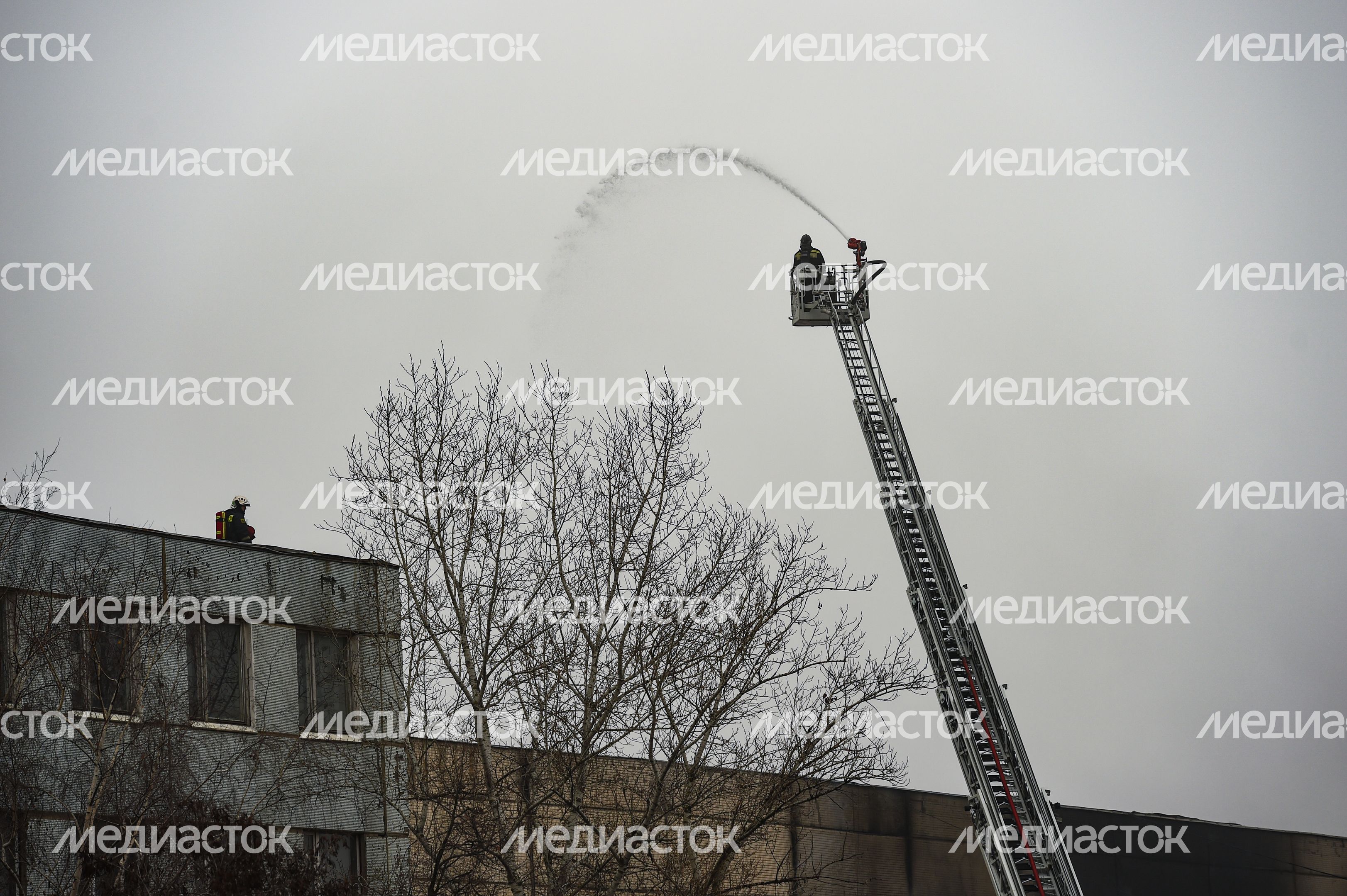 Пожар в складском помещении на улице Маршала Прошлякова в Москве