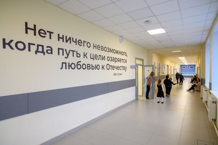 Коридор Центра образования №23 в поселке Обухово Богородского округа после капитального ремонта