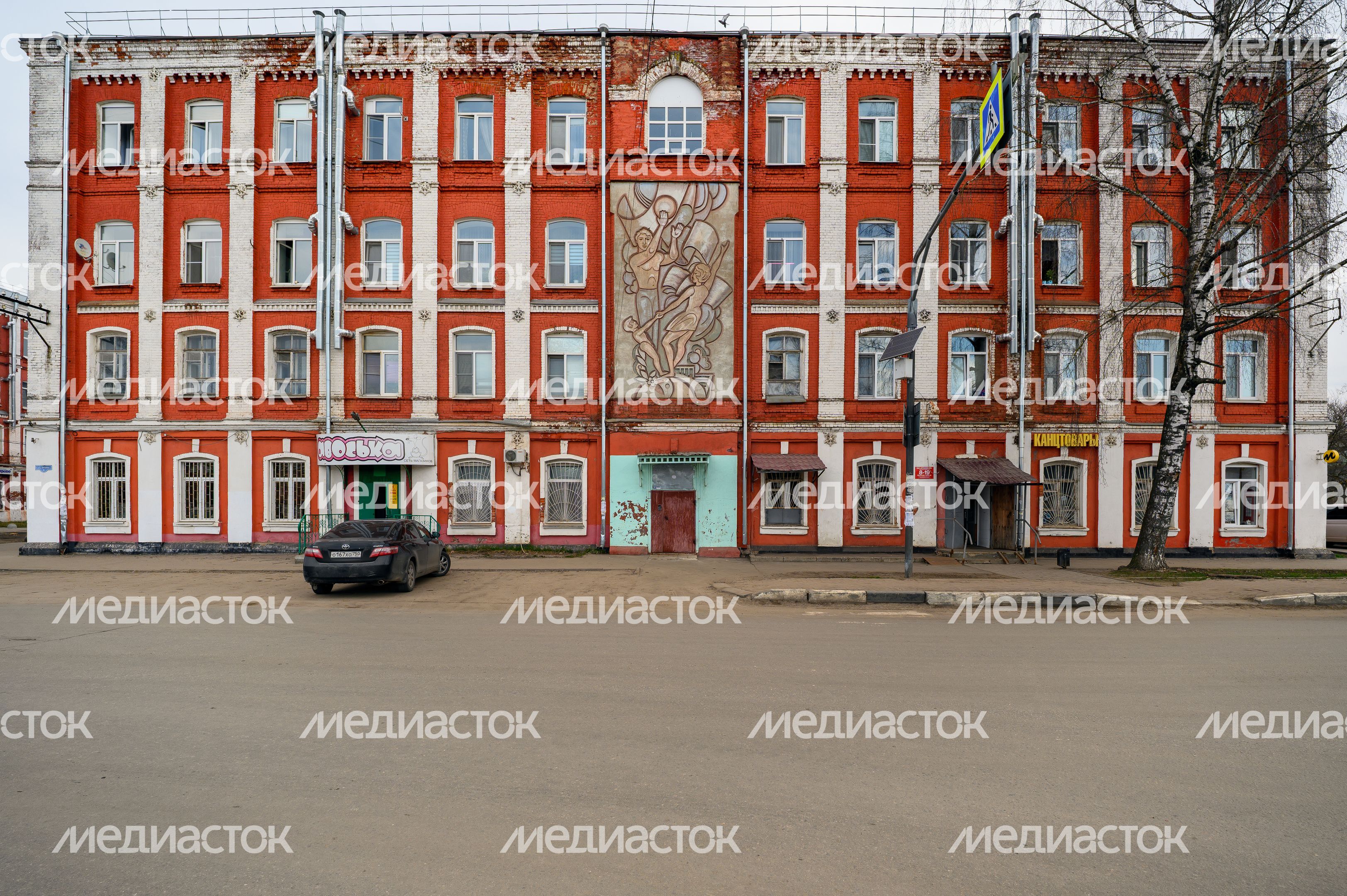 Панно на здании рабочей казармы ткацкой фабрики Н. Зимина в городе Дрезна Орехово-Зуевского округа Панно на здании рабочей казармы ткацкой фабрики Н. Зимина в городе Дрезна Орехово-Зуевского округа