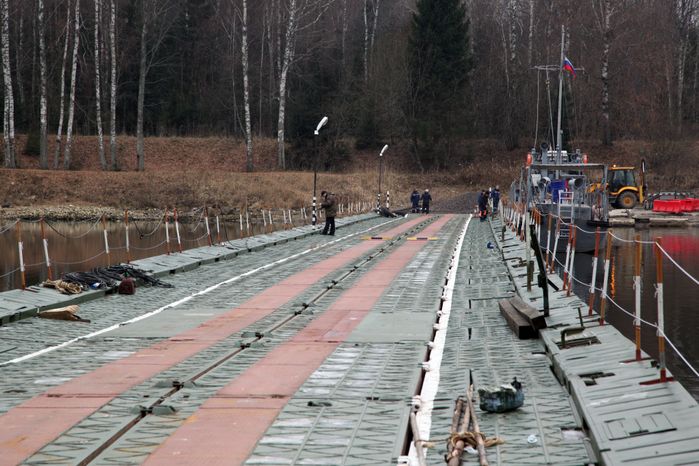 Установка понтонного моста в Дубне