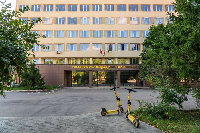 Студенческий сквер у здания РГГУ в Домодедово