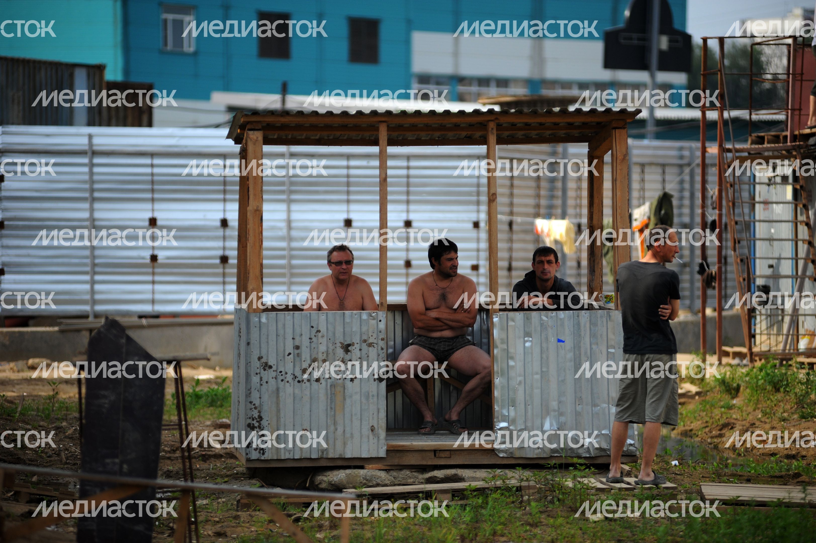 Рейд по пресечению незаконной миграции на стройке в Химках Рейд по пресечению незаконной миграции на стройке в Химках