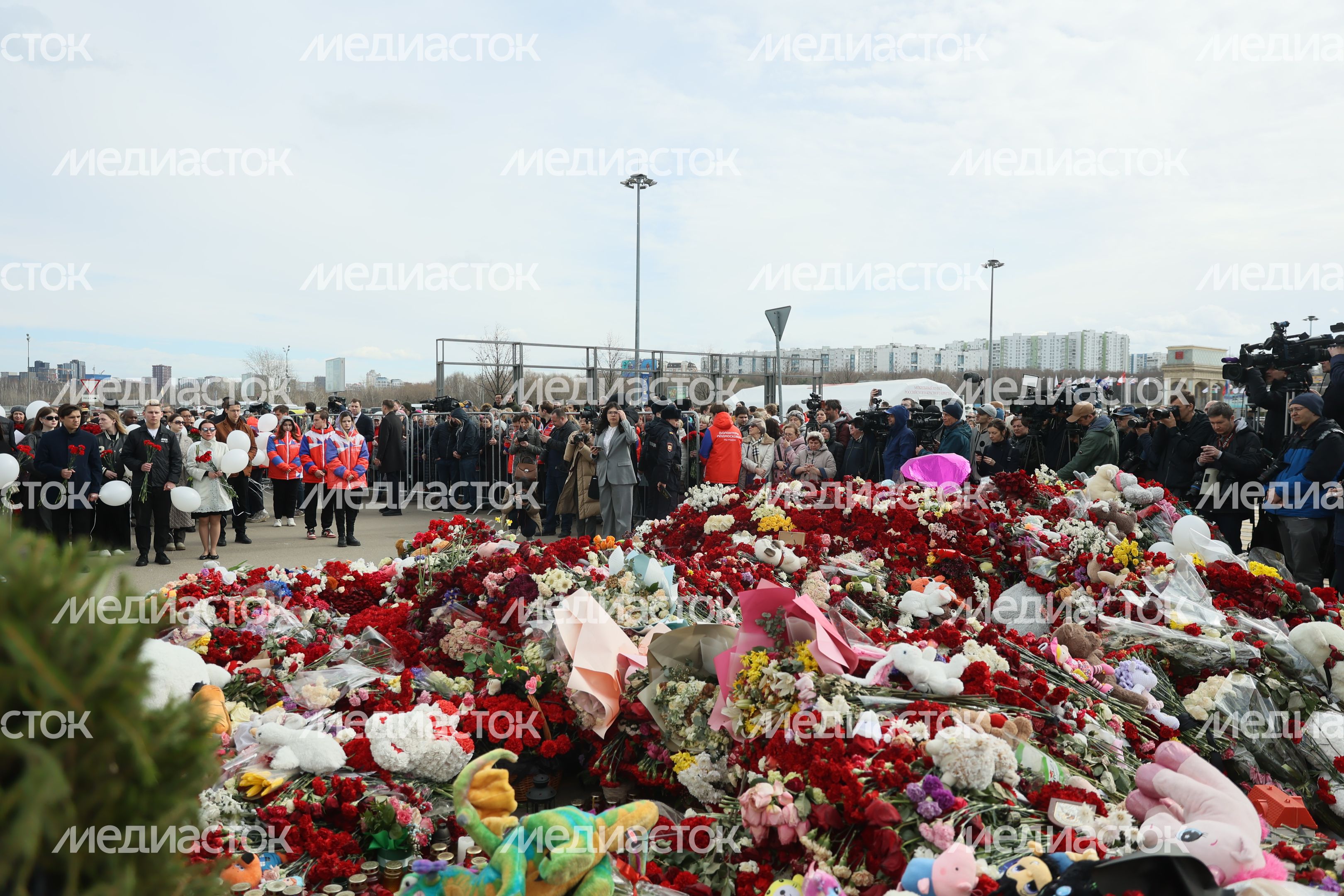 Главы и сотрудники дипмиссий возложили цветы к мемориалу у «Крокус Сити Холла»