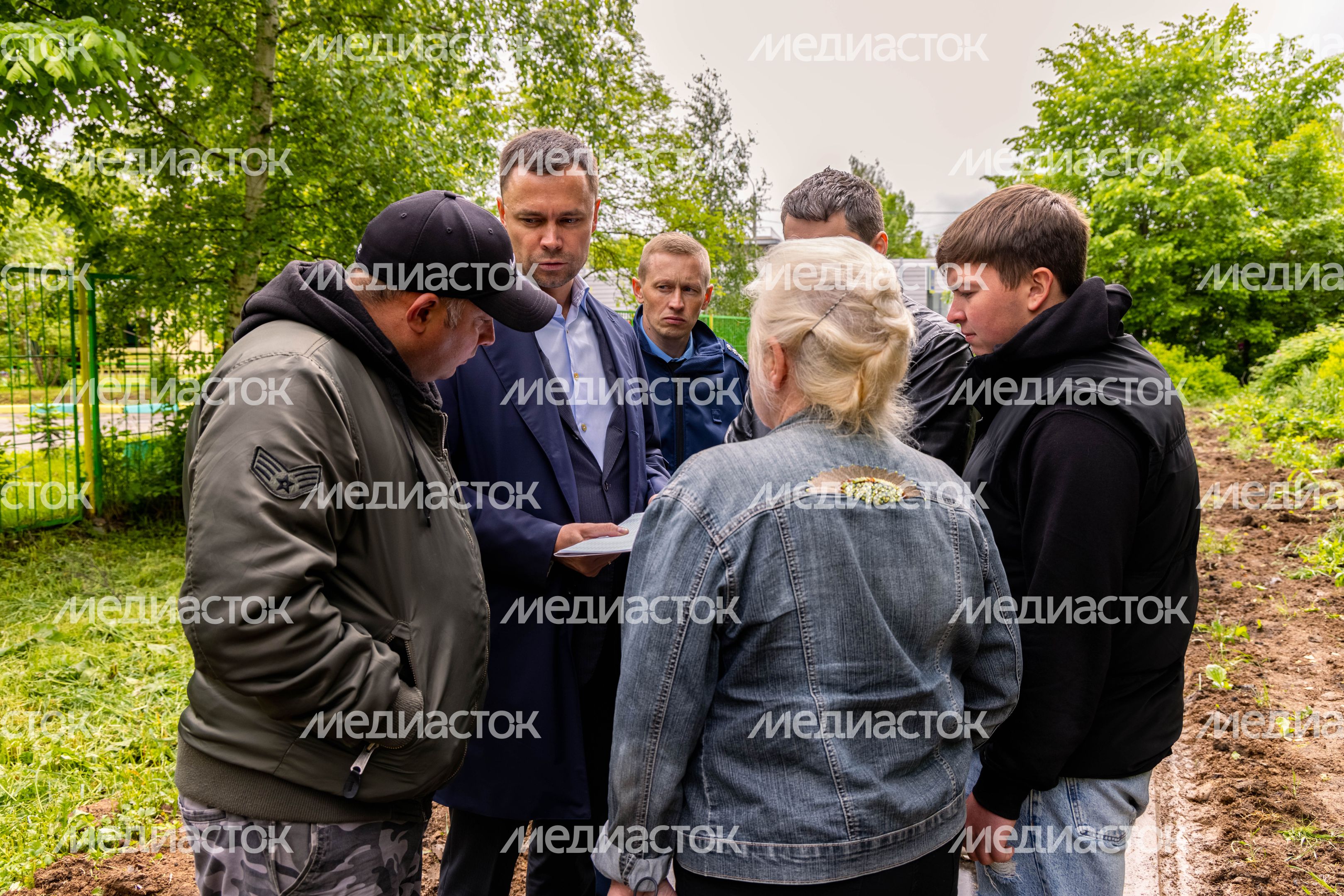 Всеволод Волосевич оценил выполнение работ по благоустройству дворовых территорий и «народных троп»