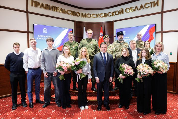 Андрей Воробьев вручил бойцам подразделения БАРС медали "За храбрость" II степени