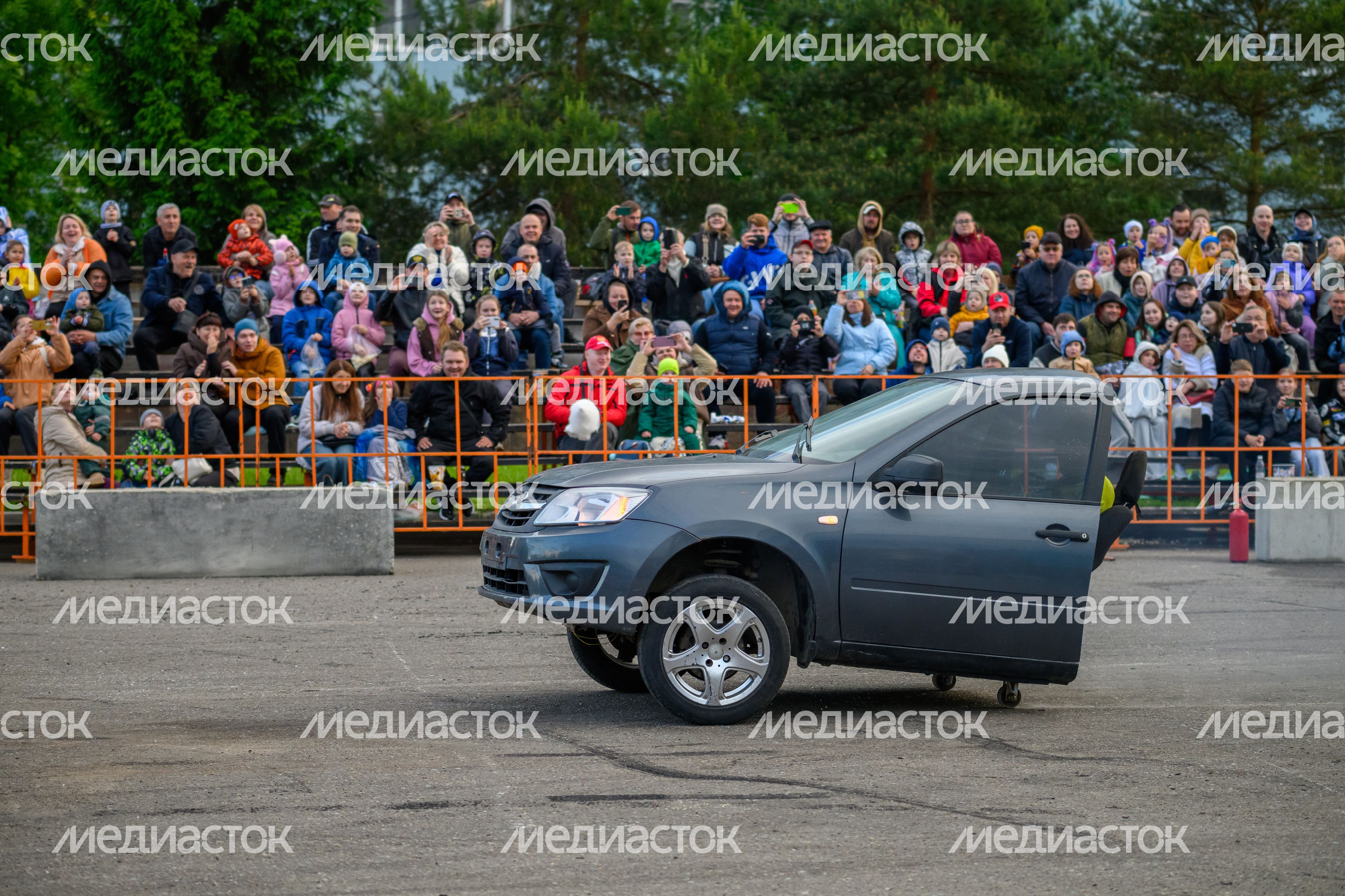 Невероятные трюки на автомобилях на шоу каскадеров в Чехове