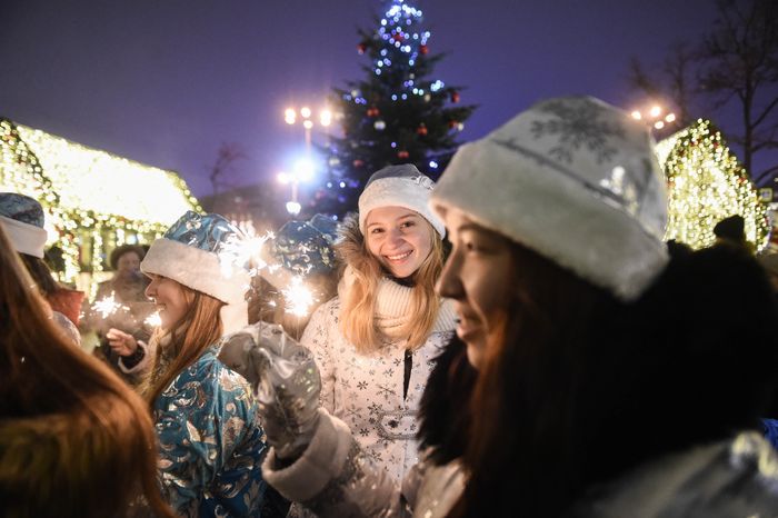 Парад Снегурочек в Москве