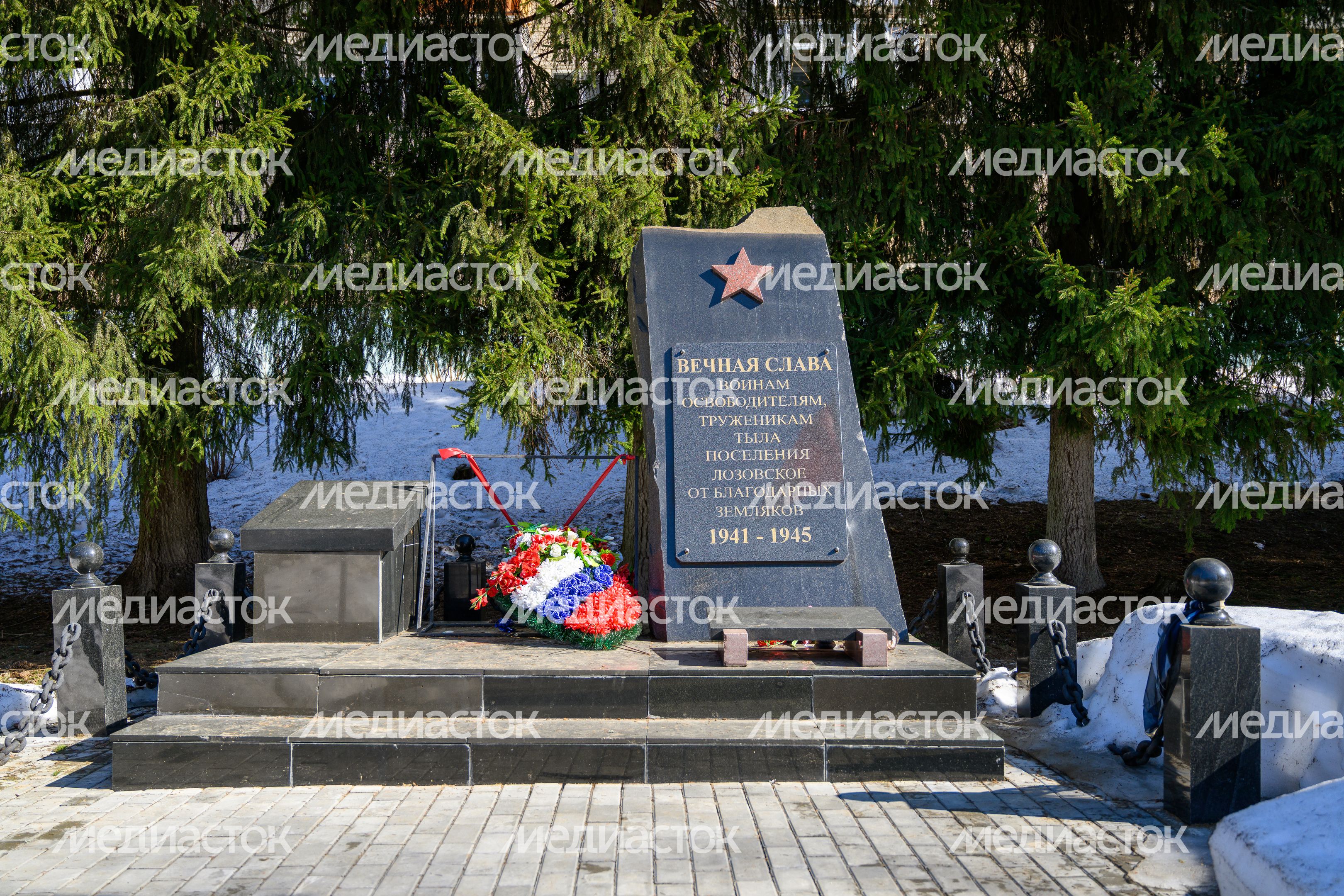 Памятник, посвященный 65-летию Победы в Великой Отечественной войне, в поселке Лоза Сергиево-Посадского округ Памятник, посвященный 65-летию Победы в Великой Отечественной войне, в поселке Лоза Сергиево-Посадского округ
