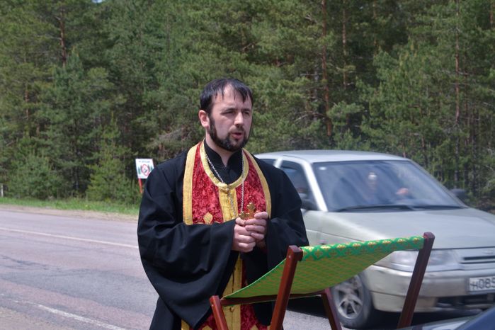 Священник освятил опасную дорогу в Рошале