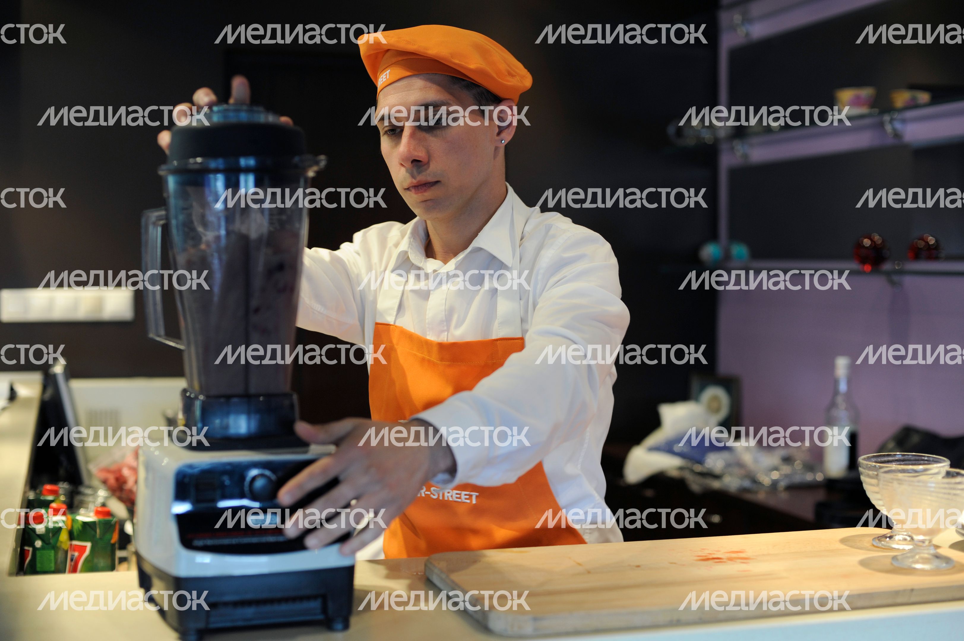 Приготовление смузи с клюквой и бананом