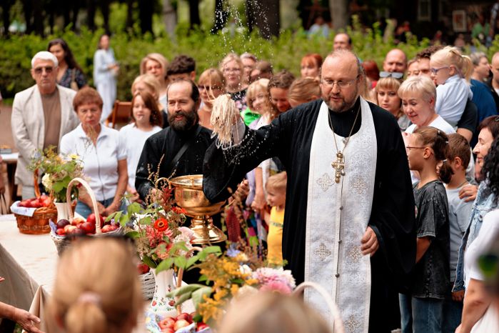 Священник освятил яблоки на фестивале народных традиций «Три Спаса в Мелихове»