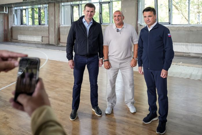 Андрей Воробьев проверил ход работ по реконструкции спортшколы "Феникс" в Ликино-Дулево