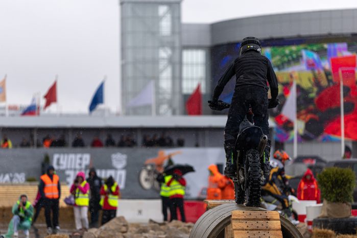 «Мотовесна-2026»: заезд по трассе с препятствиями на мотоциклах суперэндуро в Центральном парке «Патриот»