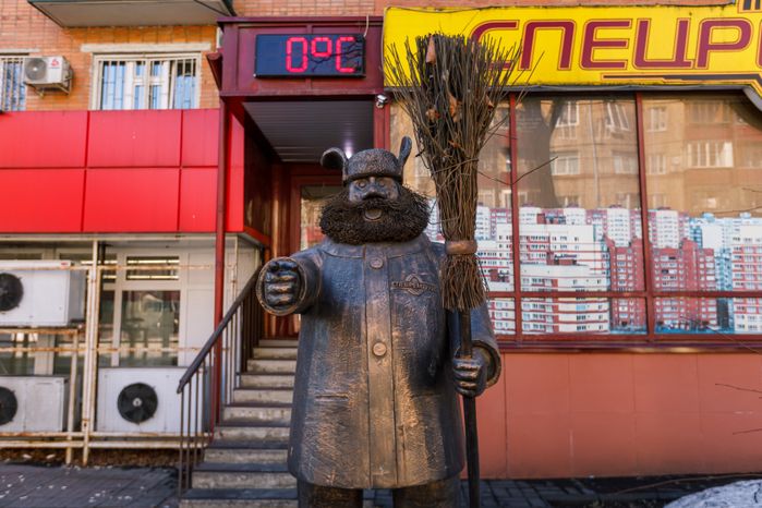 Скульптура «Дворник» в Мытищах