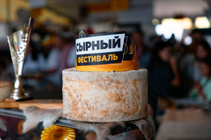 Сырная голова на Сырном фестивале в Истре