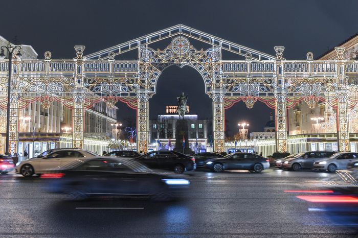 Включение подсветки новогодней арки в стиле театра «Эрмитаж» в Москве