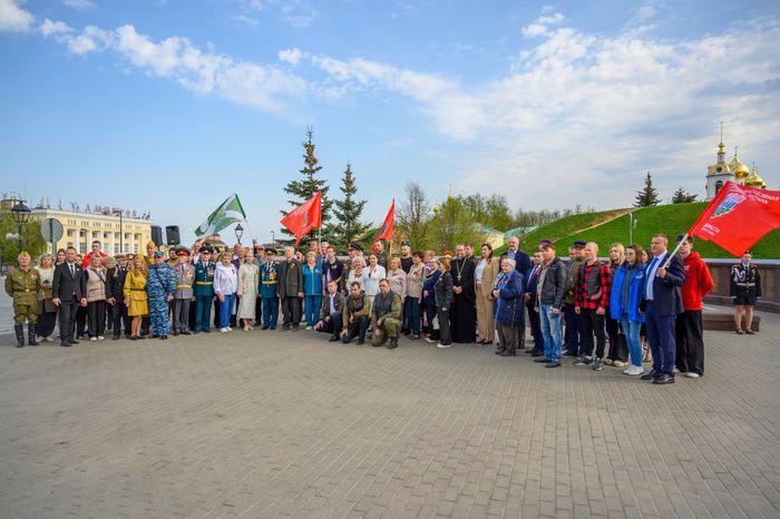 Возложение участниками автомотопробега цветов к мемориалу в Дмитровском округе в преддверие Дня Победы