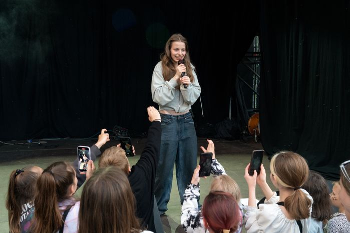 Певица Ксения Минаева на культурном фестивале «Каникулы» в музее-заповеднике «Горки Ленинские» Ленинского округа