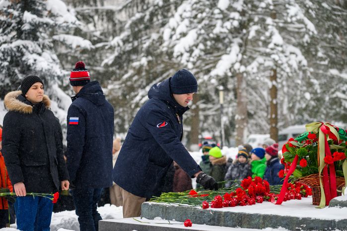 Возложение цветов к памятнику первому космонавту Юрию Гагарину в Звездном городке