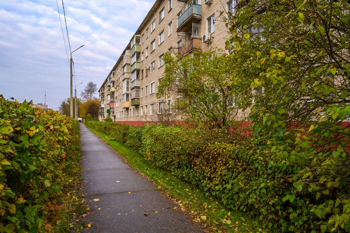 Многоквартирный дом в микрорайоне Авиационный в Домодедово осенью