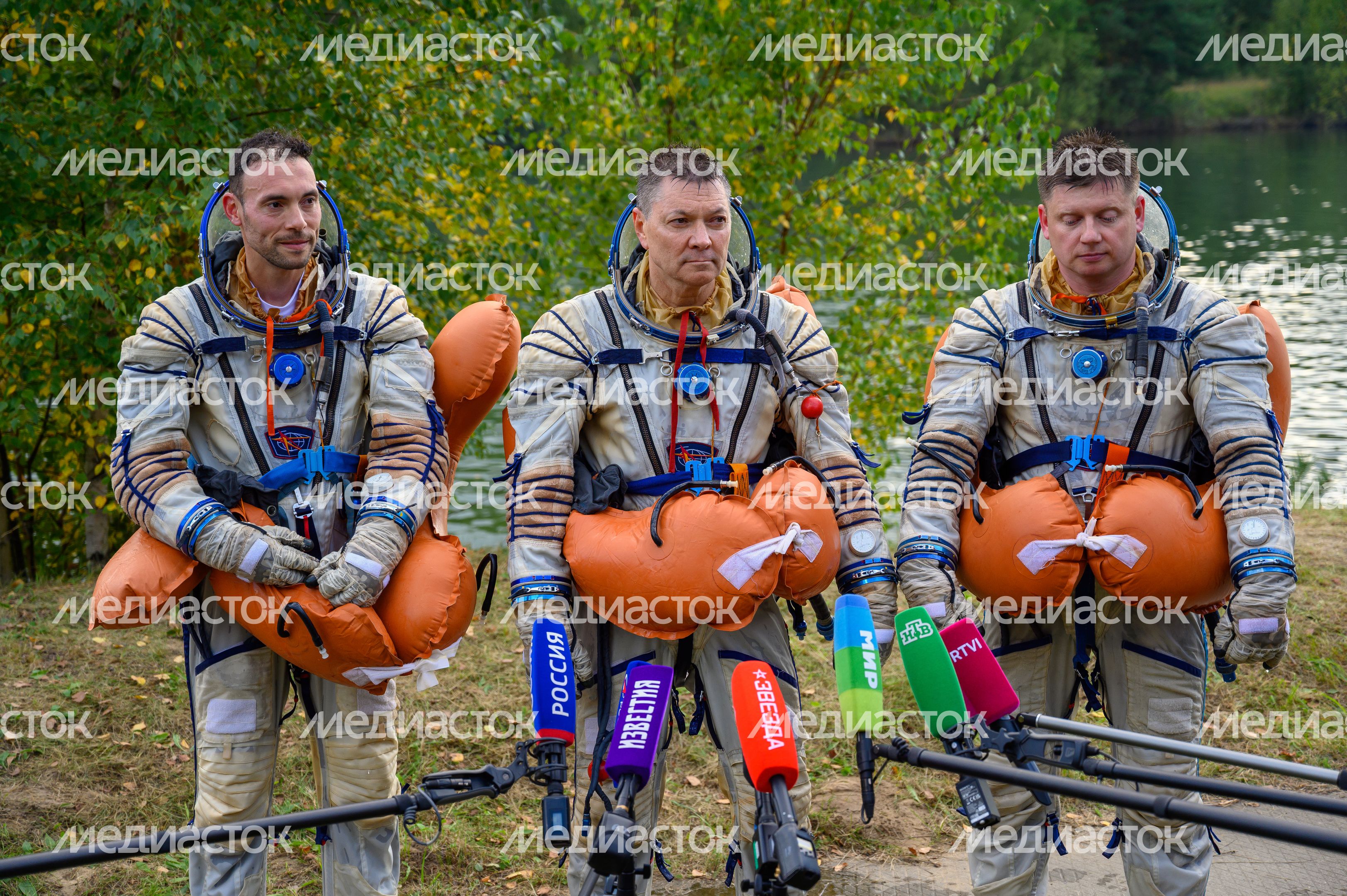Астронавт NASA Маркос Берриос, космонавты Роскосмоса Олег Кононенко и Александр Гребенкин на тренировке по приземлению Астронавт NASA Маркос Берриос, космонавты Роскосмоса Олег Кононенко и Александр Гребенкин на тренировке по приземлению